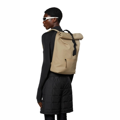 Sac à Dos Rains Unisex Rolltop Rucksack Sand 5 Sac à Dos Rains Unisex Rolltop Rucksack Sand – Image 3