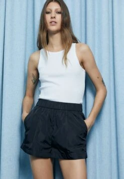 Rains Wide - Short - Black