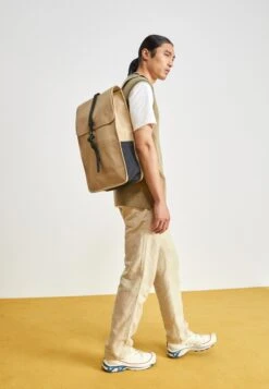 Rains Backpack Unisex - Sac À Dos - Sand -Rains 5f6a2e2f6e684694a8644722abedfda4